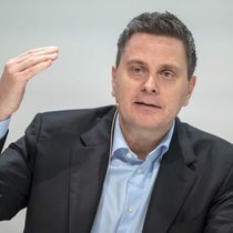 Thomas Schinecker, le CEO du groupe pharmaceutique Roche, fait pression pour que le prix des nouveaux médicaments soit revu à la hausse, en Suisse.