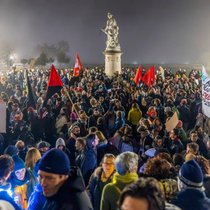 La colère des fonctionnaires qui ont à nouveau manifesté dans les rues de Lausanne ne tarit pas face aux coupes budgétaires annoncées par le Conseil d'Etat.