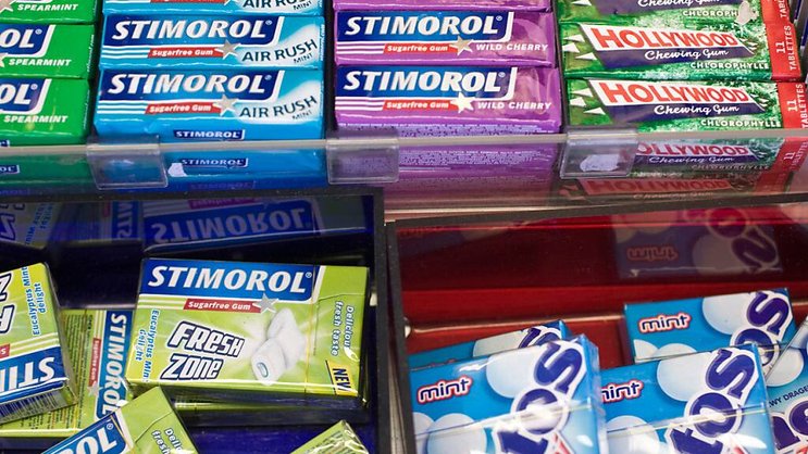 Une étude met en évidence comment de minuscules fractions de plastique, souvent invisibles, pénètrent dans le corps par les chewing-gums (image symbolique).