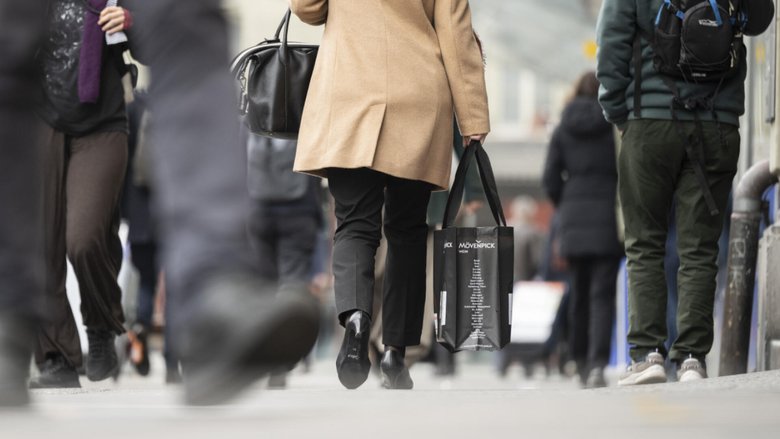 Un enjeu de rétention des talents: en Suisse, de nombreuses femmes réduisent leur temps de travail ou freinent leur carrière à cause des symptômes de la ménopause. Face à la pénurie de main-d'œuvre, les entreprises apprennent à briser ce tabou pour garder leurs collaboratrices expérimentées.