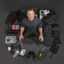 Cédric Waldburger a établi une liste des 64 objets essentiels qu’il transporte avec lui dans un sac à dos de 26 litres.