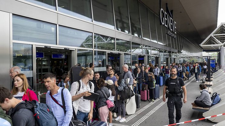 La grève du personnel de Genève Aéroport cause d'importantes files d'attente devant le terminal du départ.