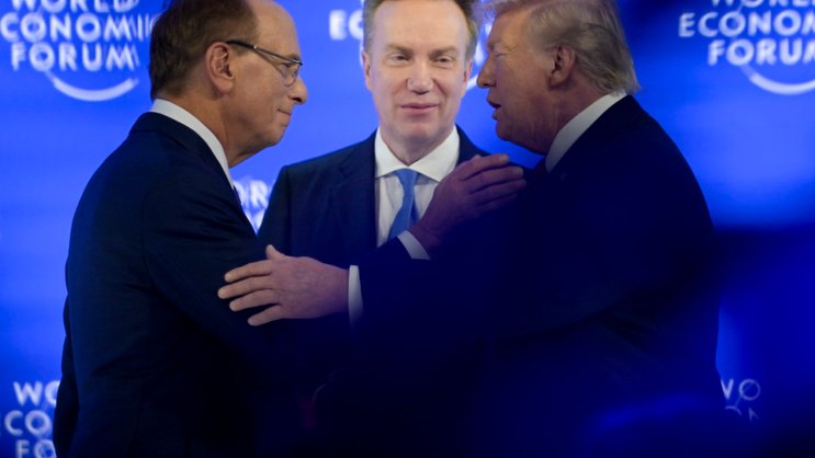 Le CEO du WEF, Børge Brende, entre Laurence D. Fink et Donald Trump lors du WEF de cette année à Davos (archives).