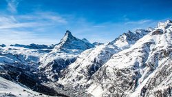 Les pistes offrent toujours des vues fascinantes, comme ici sur le Cervin et le village.