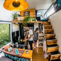 Alors que les grands appartements restent occupés par de nombreux seniors en Suisse, les tiny houses, ces micro-maisons compactes et autonomes, apparaissent comme une alternative minimaliste face à la pénurie de logements.