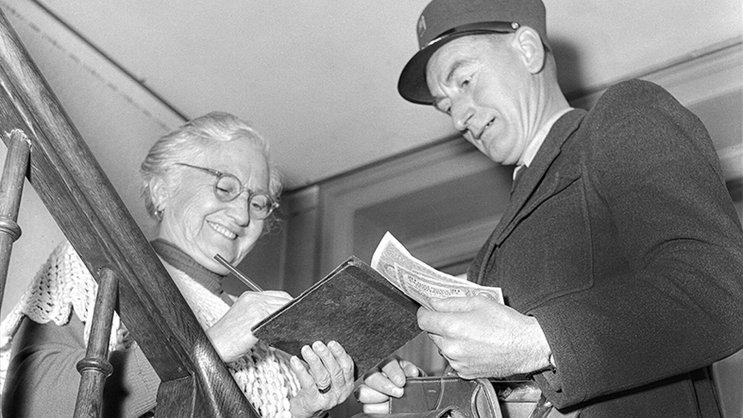 6 actifs/1 retraité: cette proportion date des années 1950 (ici, une femme qui reçoit son chèque AVS par le facteur). Aujourd’hui, le «rapport de dépendance» est de 3,4 actifs pour 1 retraité.