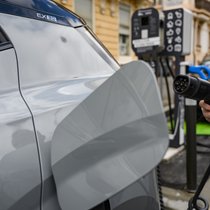 Sur un an, les ventes des voitures purement électriques ont grimpé de 24%, et de 29% pour les voitures hybrides rechargeables. (archive)