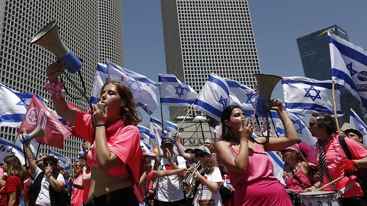 Les Israliens et les Israéliennes sont à nouveau descendus dans la rue jeudi, notamment à Tel Aviv, pour s'opposer à la réforme judiciaire voulue par le gouvernement.