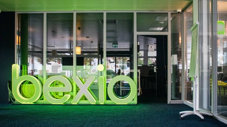Entrée du siège de bexio à Rapperswil, reflétant l'esprit d'innovation et d'accueil de l'entreprise.