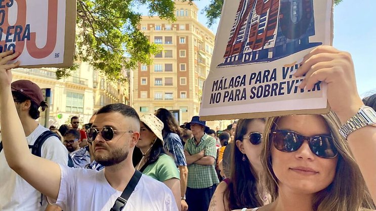 "Malaga pour vivre, pas pour survivre", peut-on lire sur cette pancarte tenue par une manifestante ce samedi dans les rues de la ville andalouse. Des îles Baléares aux Canaries en passant par Barcelone, les mouvements hostiles au surtourisme se multiplient en Espagne.