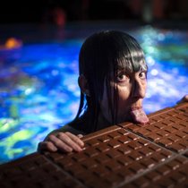 L’artiste Pipilotti Rist, photographiée par Anthony Anex en 2018 lors d'une performance à Berne.