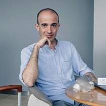 Yuval Noah Harari ne possède pas de smartphone. Un choix face aux géants de la tech. «Je ne leur accorde aucun accès direct à mon cerveau», dit-il.