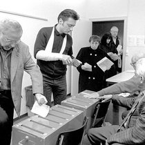 4 décembre 1994: le peuple accepte la LAMal, mais refuse une initiative pour une assurance maladie avec des primes proportionnelles au revenu.