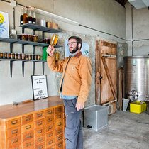 Tel un parfumeur, le vigneron de Monthey teste des mélanges de plantes et d’agrumes.