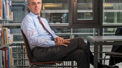 2008: Sergio Rossi est promu professeur ordinaire à l’Université de Fribourg où il dirige la Chaire de macroéconomie et d’économie monétaire. 2015: Il figure dans le classement des économistes les plus influents en Suisse établi par la Neue Zürcher Zeitung.