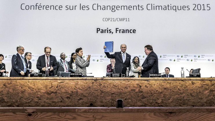 Le ministre français Laurent Fabius a particulièrement œuvré pour que soit signé l’Accord de Paris, qui prévoit que les pays développés créent un fonds vert pour le climat de 100 milliards de dollars par an dès 2020.