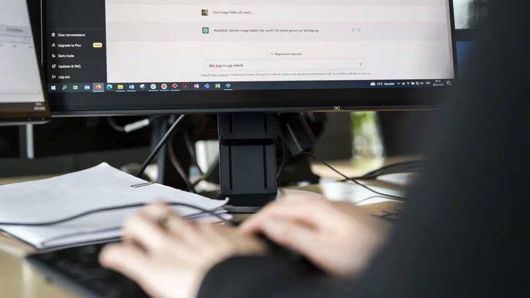 Toutes les entreprises n'autorisent pas l’utilisation de chat GPT au travail. Pourtant, un grand nombre de collaborateurs suisses recourent à ce programme.