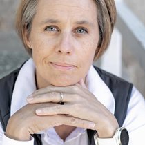 Libraire de formation, Emmanuelle Ossola bénéficie d’une expérience de plus de vingt-cinq ans dans la vente.