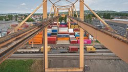 La Confédération prélève des droits de douane sur plus de 6000 produits importés. Photo: des containers de marchandises qui arrivent à Bâle.