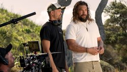 Lors d’un tournage en Australie, Antoine Janssens, cofondateur de Toast, en pleine discussion avec l’acteur d’«Aquaman» Jason Momoa (à droite).