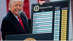 Le président américain Donald Trump présente les nouveaux droits de douane spécifiques à chaque pays le 2 avril 2025 dans les jardins de la Maison Blanche.