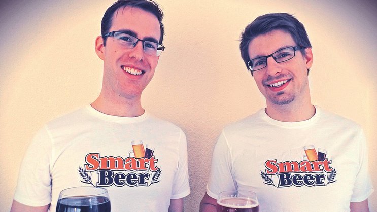 Lucien Martin (à d.) et Léon Metz, les deux cofondateurs de SmartBeer, font découvrir des bières artisanales suisses.
