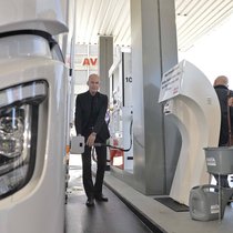 L’aéronaute Bertrand Piccard inaugurait en juillet la première station-service à hydrogène d’Avia en Suisse.