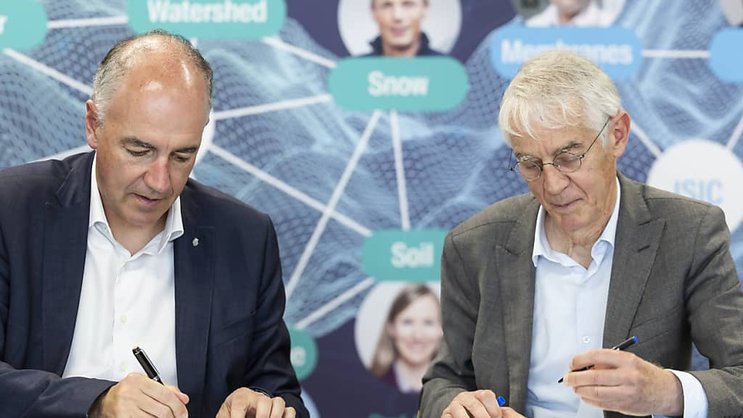 Le Conseiller d'Etat valaisan Christophe Darbellay (à gauche) et le président de l'EPFL Martin Vetterli ont signé l'avenant vendredi à Sion.