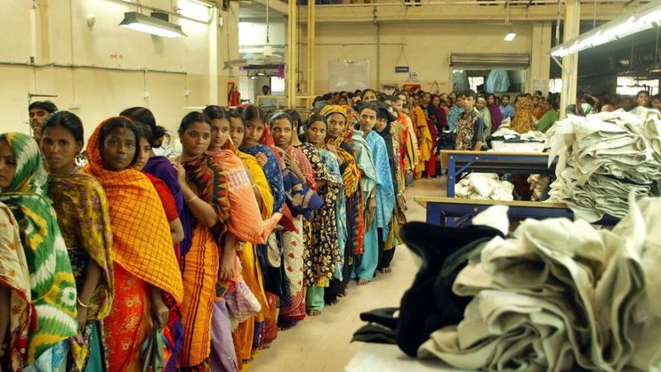 Le textile est une industrie clé du Bangladesh, deuxième exportateur mondial de vêtements derrière la Chine. Ses quelque 3500 usines textiles, employant majoritairement des femmes, fournissent de nombreuses grandes marques mondiales, comme Levi's, Zara (groupe Inditex) et H&M.