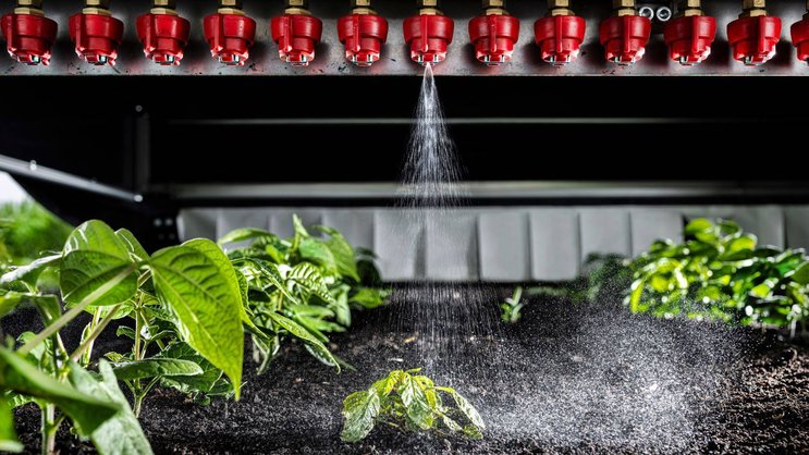 Chaque micro-buse est activée individuellement, ce qui permet de cibler la dose d’herbicides.