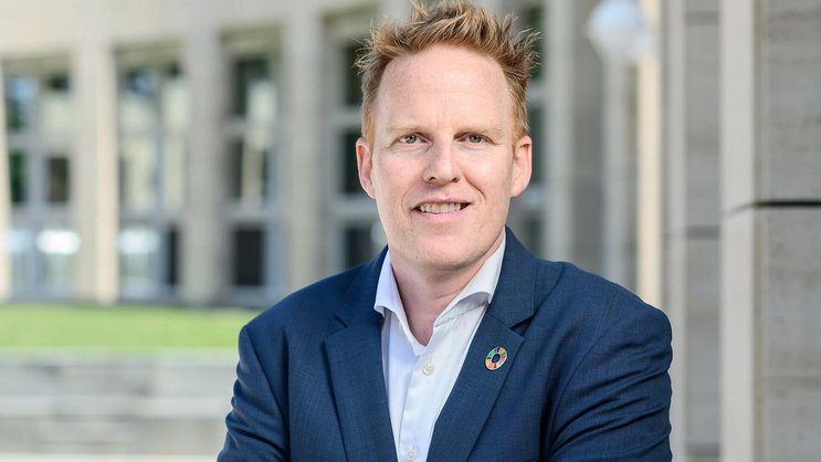 David Bach est professeur d’économie politique à l'International Institute for Management Development de Lausanne, où il occupe depuis 2021 la fonction de doyen de l’innovation et des programmes de l’IMD. C'est un spécialiste des questions de mondialisation.
