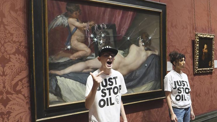 Deux jeunes militants se sont introduits lundi à la National Gallery de Londres et ont pris pour cible la "Vénus au miroir" de Diego Velázquez.