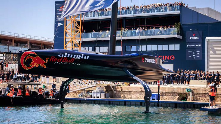 Après avoir séduit sur le papier, le «BoatOne» a paradé lors de son baptême de l’eau à Barcelone. Désormais, l’équipage de l’Alinghi Red Bull Racing s’entraîne avant de prendre le départ de la course en août prochain.