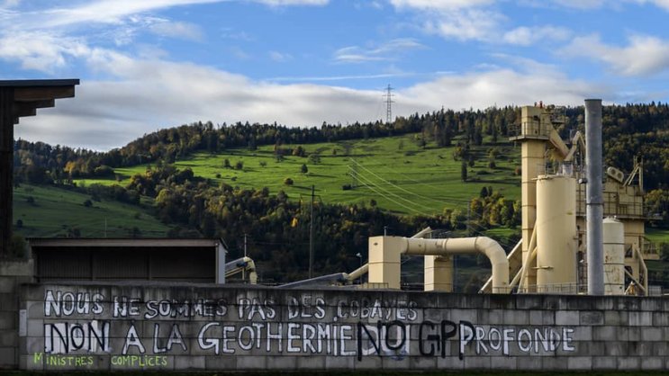 Pour l'association Citoyens Responsables Jura, le projet de géothermie profonde à Glovelier (JU), sur la commune de Haute-Sorne, présente des risques pour la population et l'environnement.