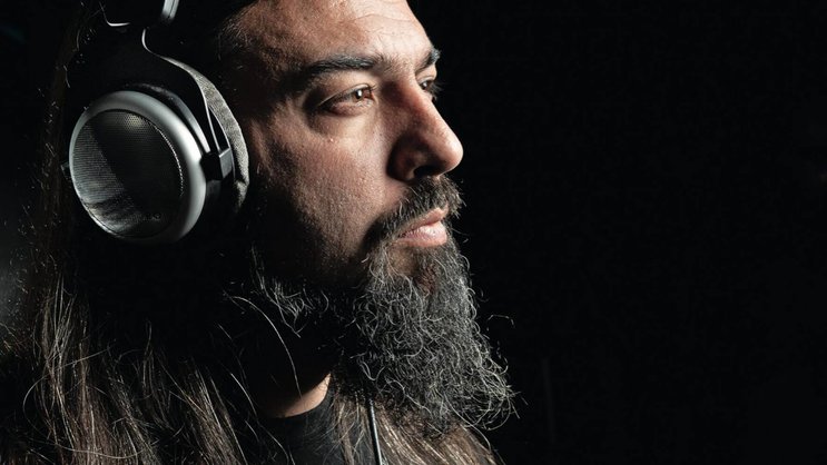 Cédric Baravaglio, producteur de musiques de films ou de jeux vidéos, pose dans son studio le mercredi 8 décembre 2021 à Lutry. (© Gabriel Monnet/ PME)