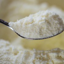 Foodwatch demande des investigations contre les entreprises impliquées dans le rappel massif de laits infantiles initié en décembre, en raison de la présence de céréulide, une toxine causée par une bactérie, dans certains lots (archives).