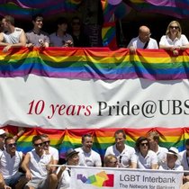 Couleurs arc-en-ciel et logo UBS: c'est ainsi que les collaborateurs de la banque ont participé au «Pride Festival» à Zurich.