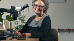 L’horlogerie doit beaucoup à Michèle Rothen Rebetez. Cela fait près de quarante ans qu’elle travaille à en embellir les plus belles pièces.