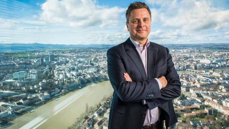 Le directeur général de Roche, Thomas Schinecker, estime qu'il est possible de baisser les prix aux États-Unis en vendant les médicaments sans intermédiaires.