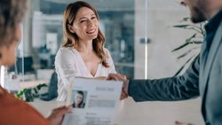 Un recruteur serrant la main d'une candidate après un entretien d'embauche.