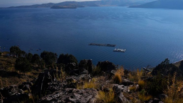 Long de 190 à 200 km, le lac Titicaca présente une surface totale de 8340 km2. Il s'agit de la plus haute réserve d'eau douce navigable au monde (archives).