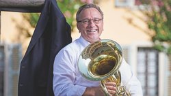 Le ministre des Finances valaisannes Roberto Schmidt musicien passionné et chef d’orchestre à ses heures, devant le palais du gouvernement, à Sion.