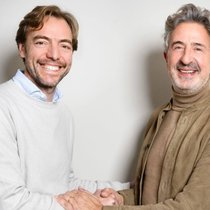 Jaume Sabater, fondateur de Stoneweg, et Anthony Collé, cofondateur de Fundim, lors de la signature.