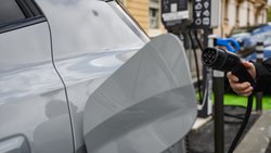 Sur un an, les ventes des voitures purement électriques ont grimpé de 24%, et de 29% pour les voitures hybrides rechargeables. (archive)