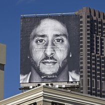 En 2016, le footballeur américain Colin Kaepernick s’agenouille pendant l’hymne national avant le match pour protester contre les violences policières racistes aux Etats-Unis. En 2018, Nike choisit le quarterback, sans contrat depuis ce geste, pour sa campagne publicitaire célébrant ses 30 ans (ici à San Francisco).