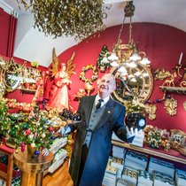 Antiquaire de formation, Johann Wanner s’est spécialisé dans les décorations de Noël artisanales à 23 ans. Fondée en 1969, la boutique qui porte son nom en a fait le fabricant le plus demandé du monde.