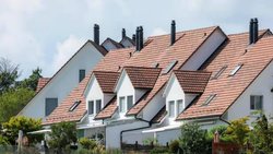 Dans un nombre de plus en plus restreint de régions, les ménages suisses au revenu moyen peuvent encore se permettre d’acheter un logement.