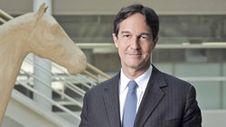Laurent Dordet dirige Hermès Horloger depuis 2015. Il s'est occupé auparavant de la soie, des cuirs précieux et de maroquinerie-sellerie chez Hermès.
