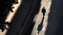 Lors d'une réorganisation, l'accent est souvent mis sur les personnes licenciées, alors que celles qui restent ont également besoin d'orientation et de soutien.

Cette illustration a été générée par le modèle d'IA Midjourney, puis vérifiée et finalisée par un être humain.