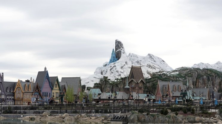 La montagne enneigée du monde de la Reine des Neiges culmine à 36 mètres, surplombant le village scandinave fictif d'Arandelle.